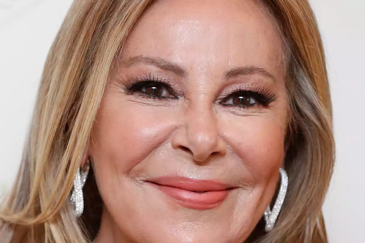 La actriz española Ana Obregón sonríe a cámara en un photocall de fondo blanco