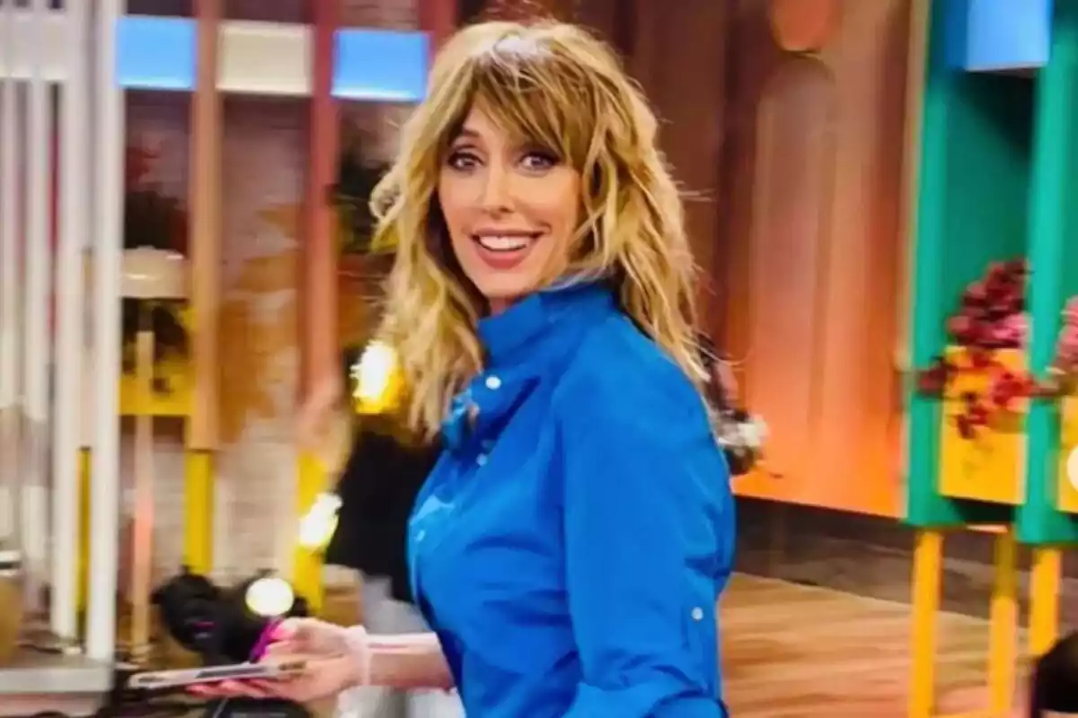 Foto de Emma García sonriente en el plató del programa 'Fiesta'