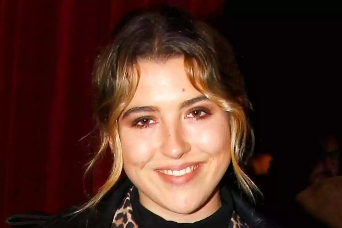 Primer plano de Alba Díaz sonriendo con dos mechos de pelo ondulados en el espectáculo '15 años de lágrimas'