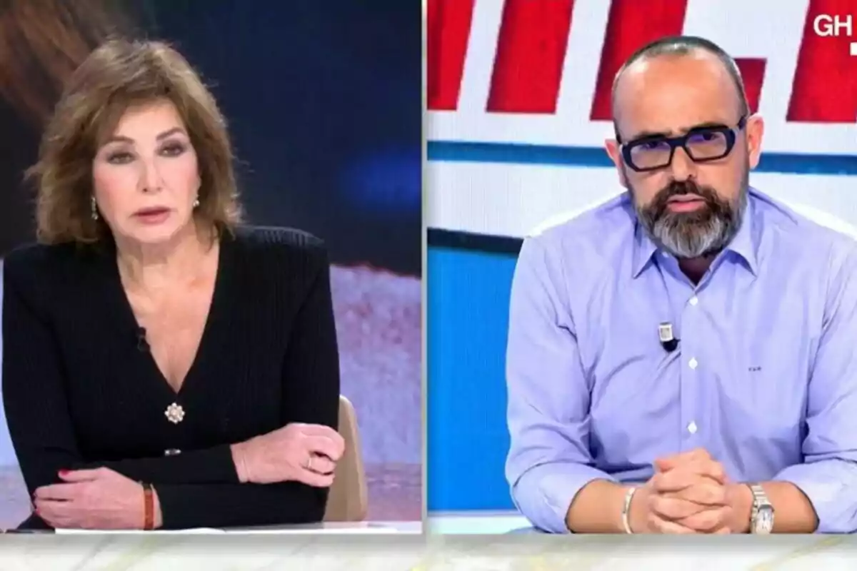 Dos personas en un programa de televisión, Ana Rosa Quintana con suéter negro en TardeAR y Risto Mejide con camisa azul y gafas en Todo es Mentira.