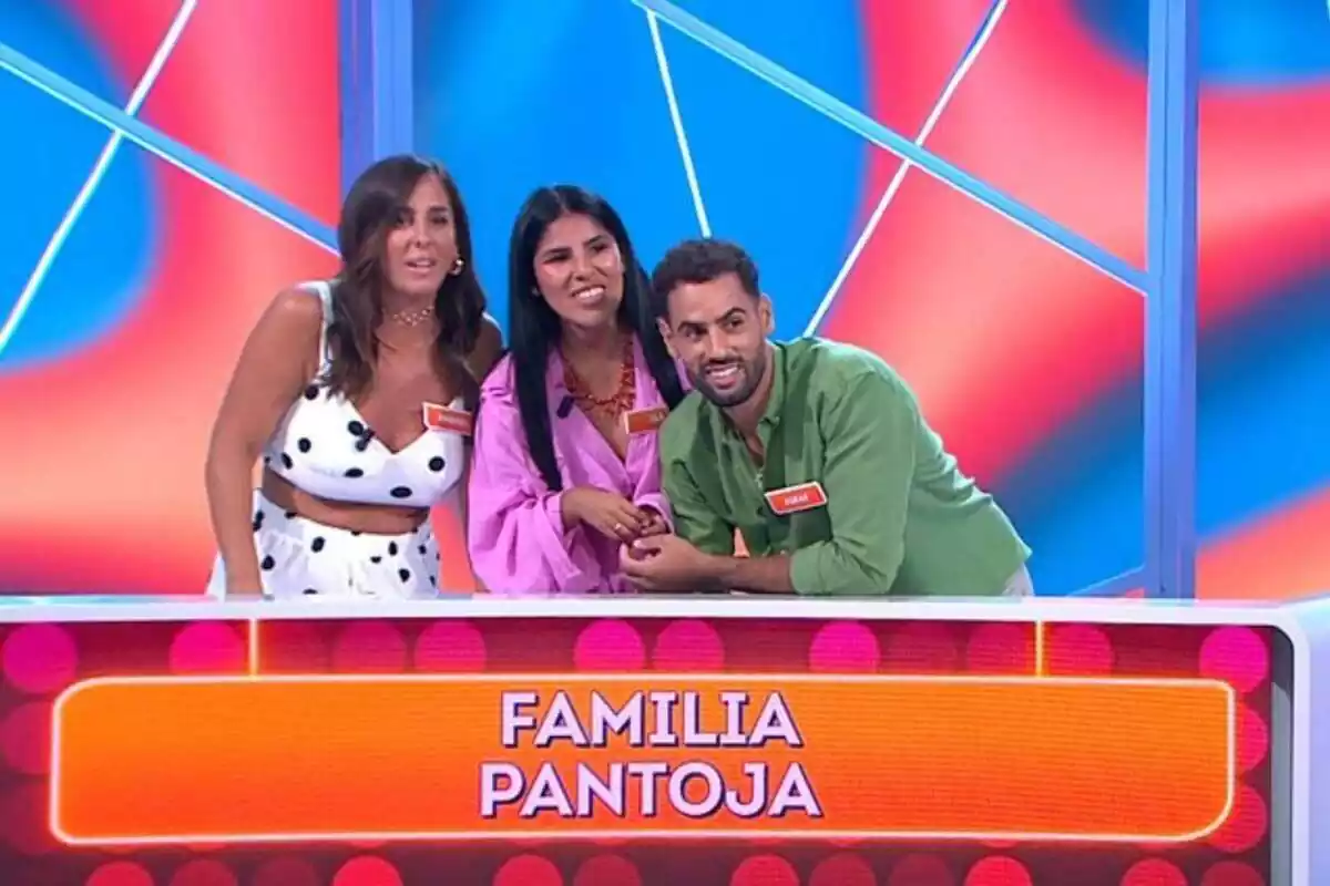 Anabel Pantoja, Isa Pantoja y Asraf Beno, felices, en el plató de 'Reacción en Cadena' de Telecinco