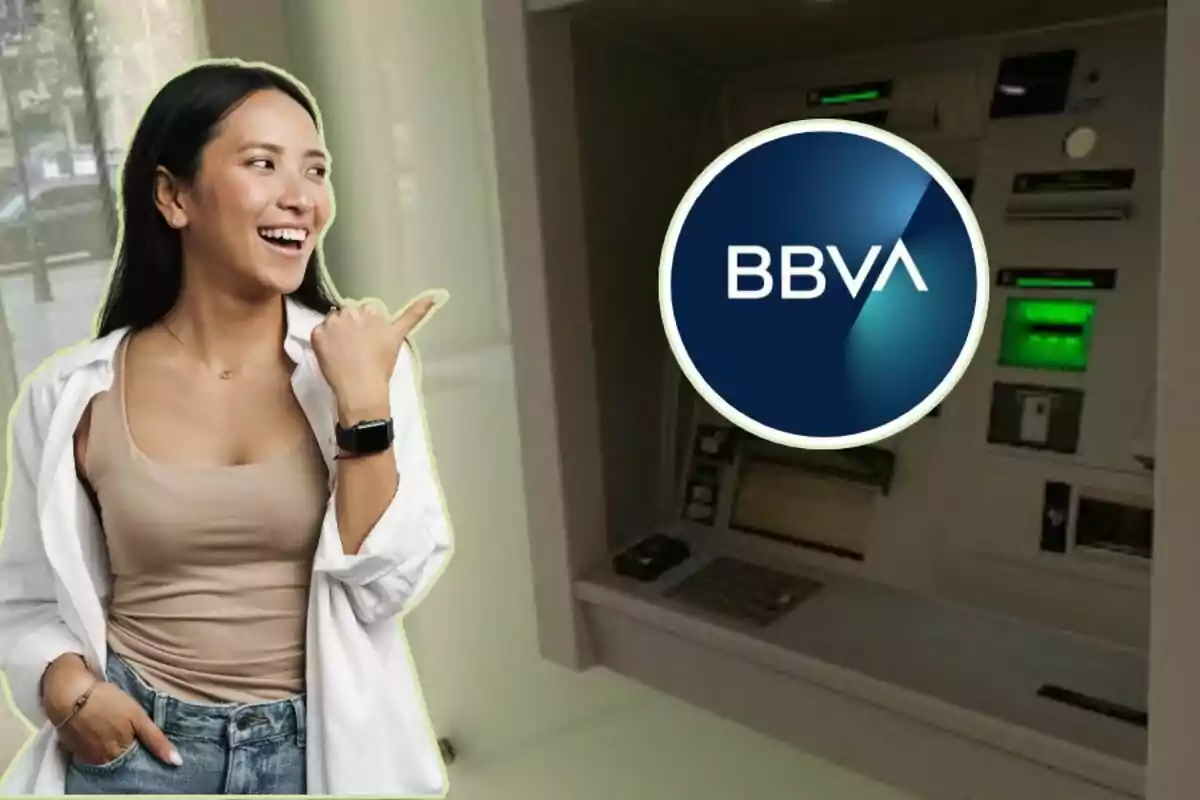Una mujer sonriente señala hacia un cajero automático con el logotipo de BBVA. Una mujer sonriente señala hacia un cajero automático con el logotipo de BBVA.