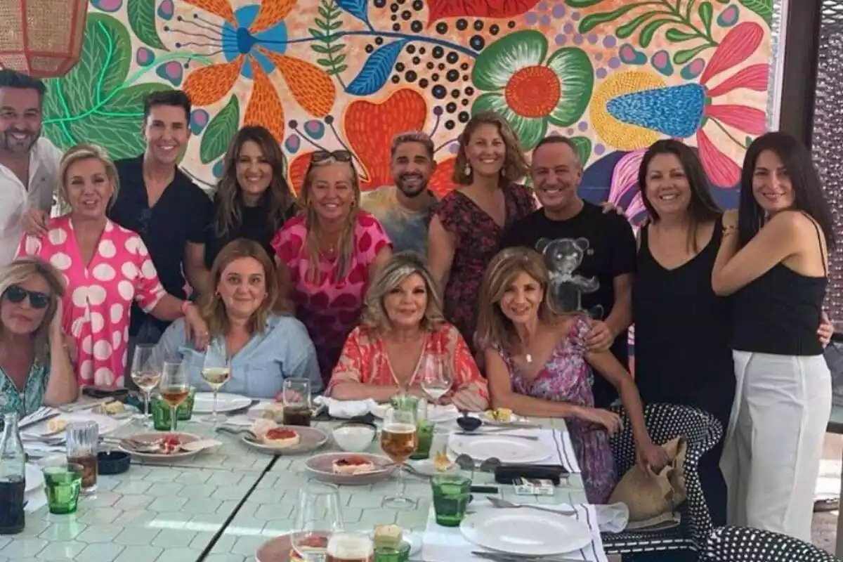 Post de Belén Esteban en Instagram con el equipo de 'Sálvame' en un restaurante el 4 de julio de 2023