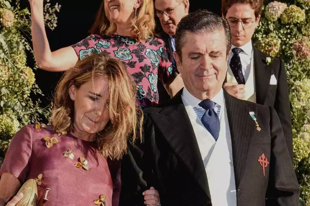 Borja Prado en la boda de su hijo, junto a su mujer