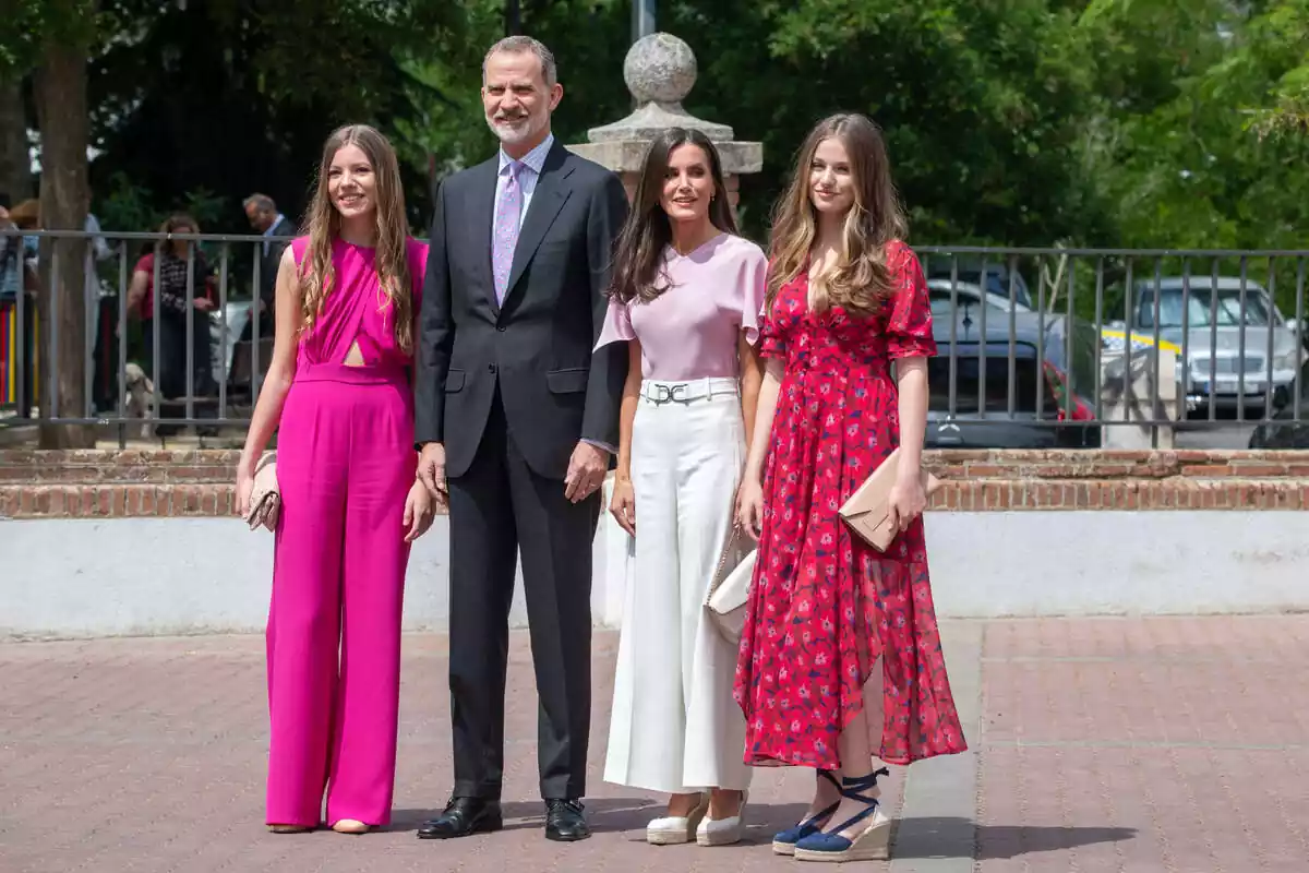 El rey Felipe VI, la reina Letizia, la princesa Leonor y la infanta Sofía posan en la confirmación de la hija menor del rey el día 25 de mayo de 2023
