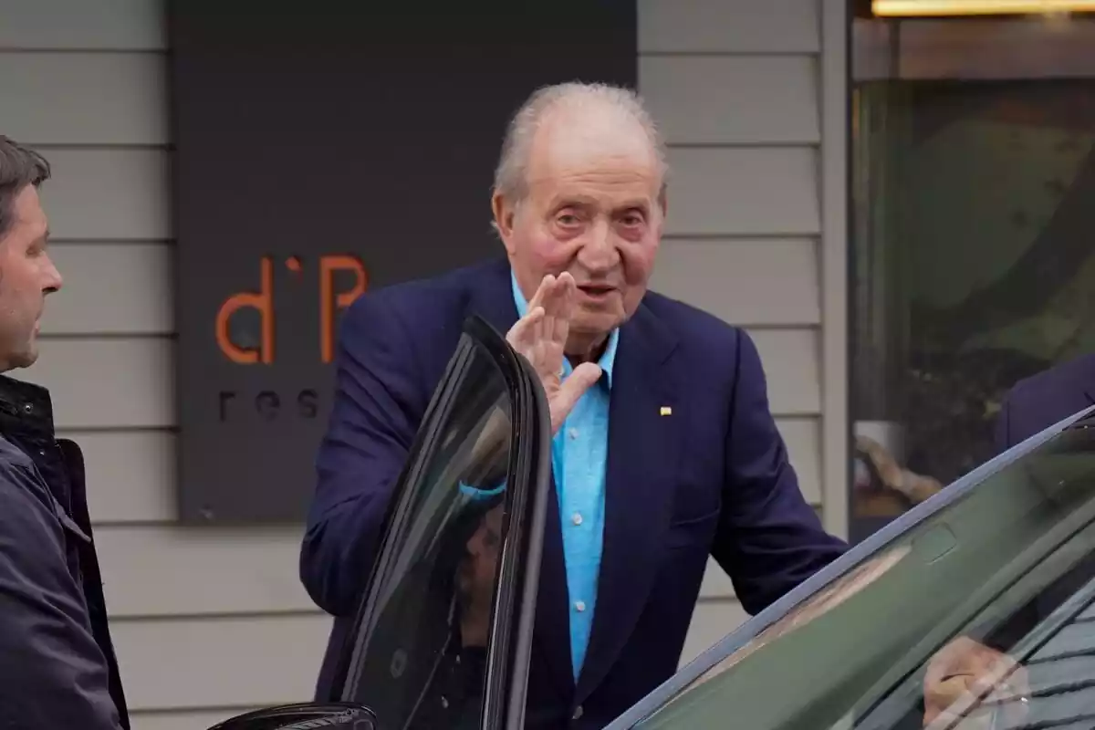 El rey Juan Carlos saluda amablemente a la prensa en Sanxenxo