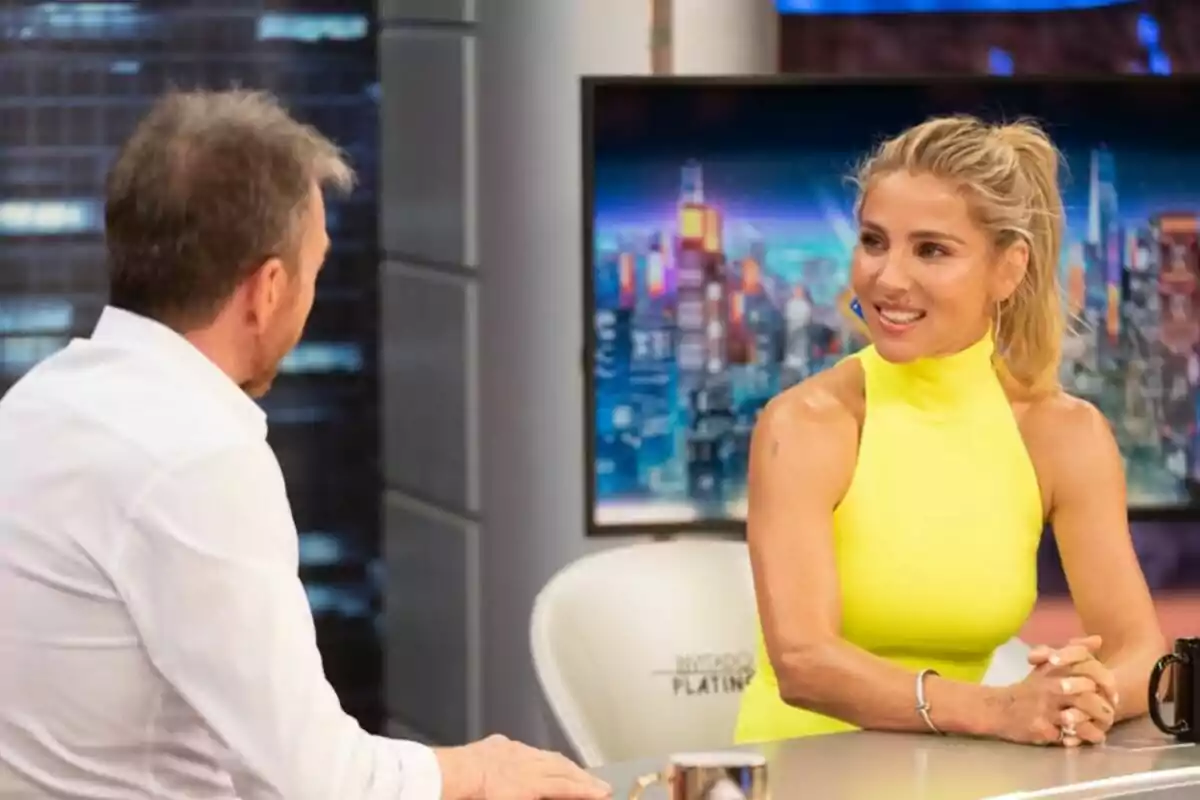 Elsa Pataky con vestido amarillo sonríe mientras conversa con Pablo Motos en 'El Hormiguero'.