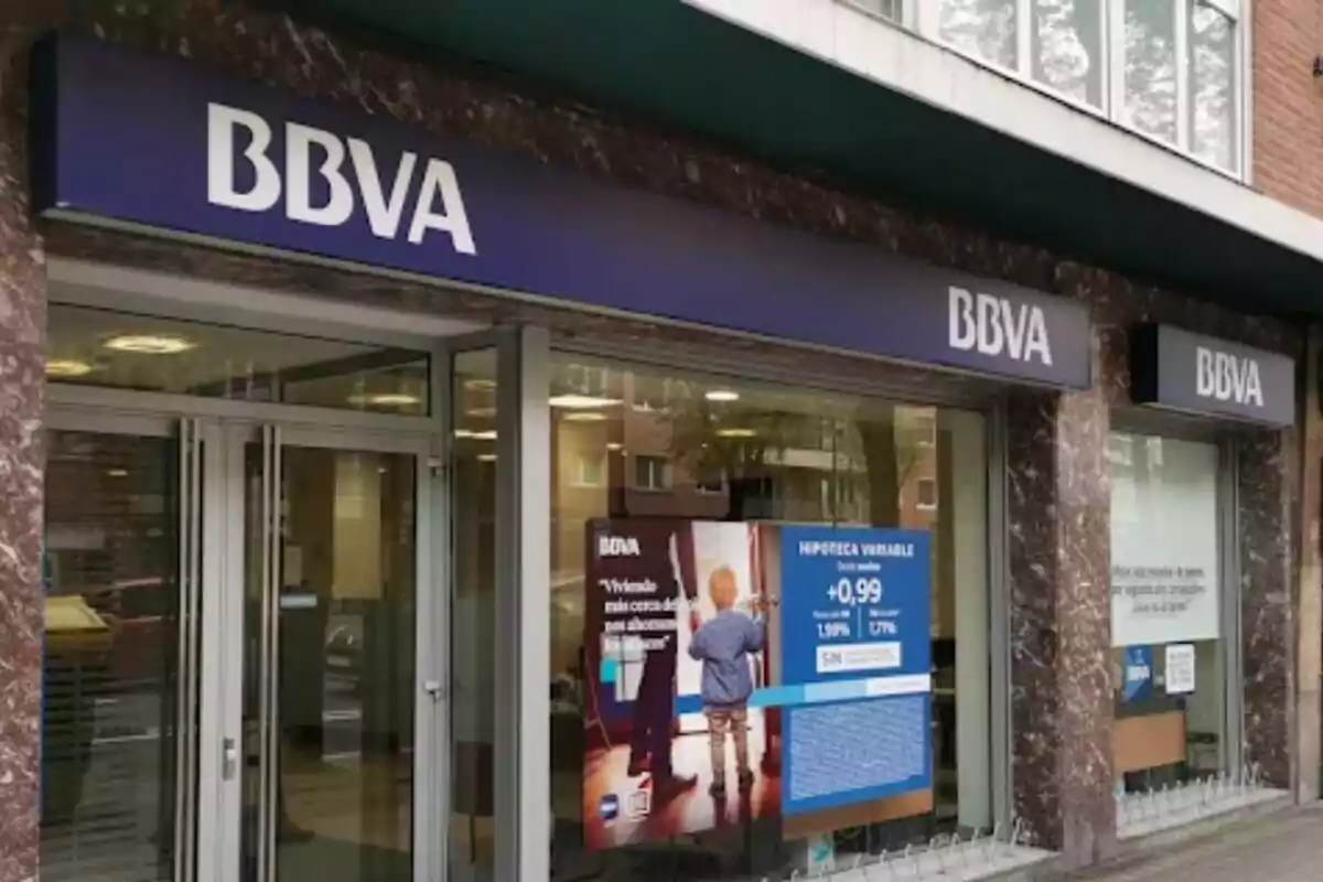Fachada de una sucursal del banco BBVA con un cartel publicitario en la ventana que promociona una hipoteca variable. Fachada de una sucursal del banco BBVA con un cartel publicitario en la ventana que promociona una hipoteca variable.