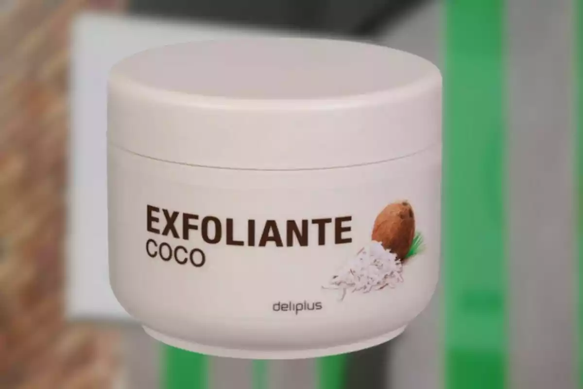 Envase de exfoliante de coco de la marca Deliplus. Envase de exfoliante de coco de la marca Deliplus.