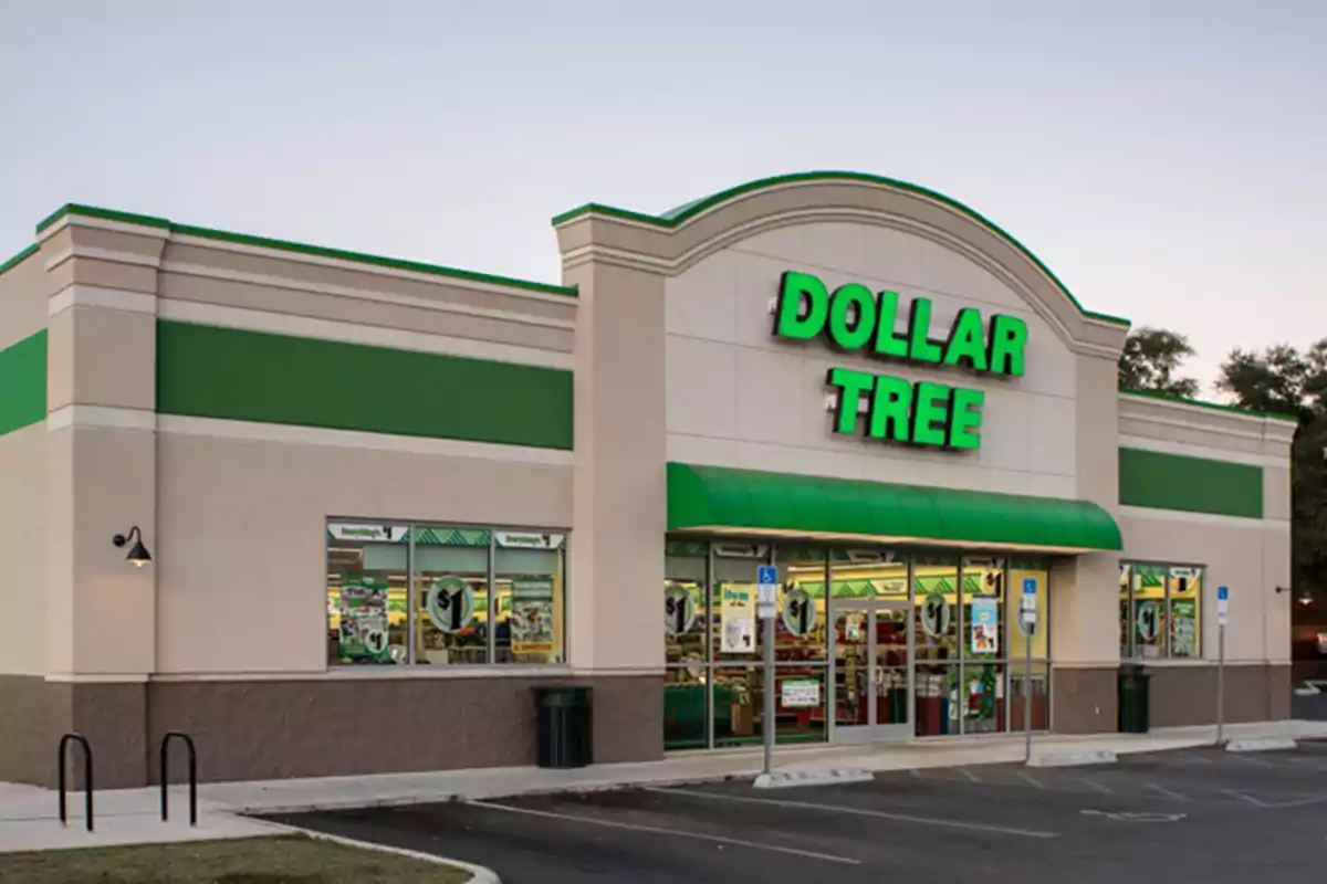 Façana d'una botiga Dollar Tree amb rètol verd i aparcament al davant.