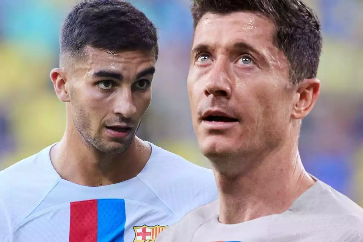 Robert Lewandowski y Ferran Torres con rostro serio y sudado mirando al tendido