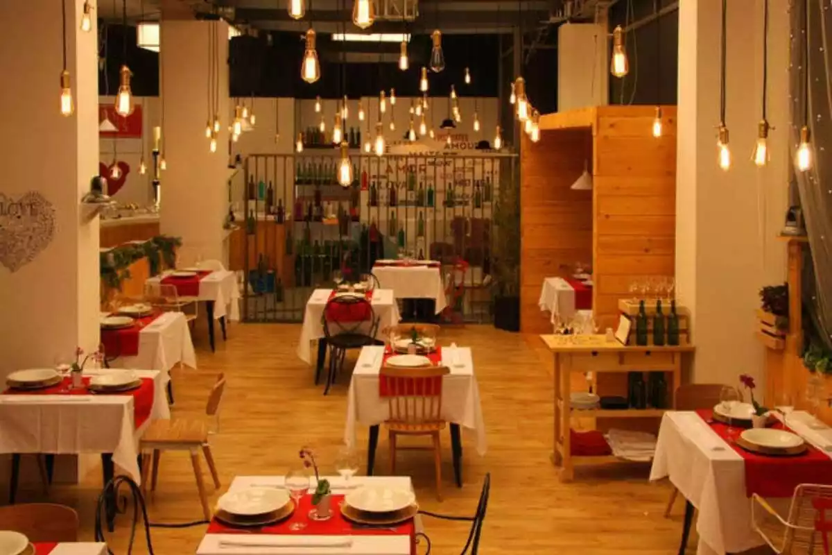 Imagen del restaurante de 'First Dates' vacío con las mesas puestas