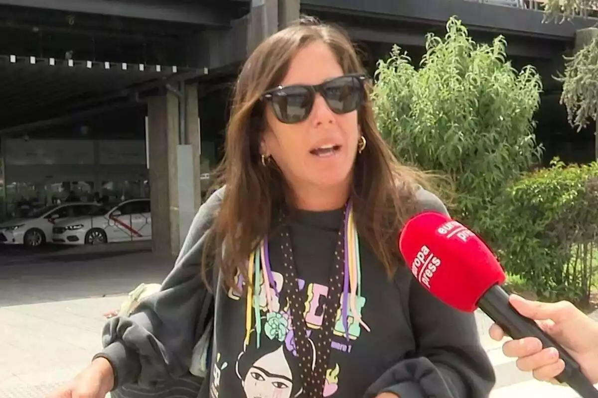 Foto de Anabel Pantoja hablando con la prensa a su vuelta de sus vacaciones en México