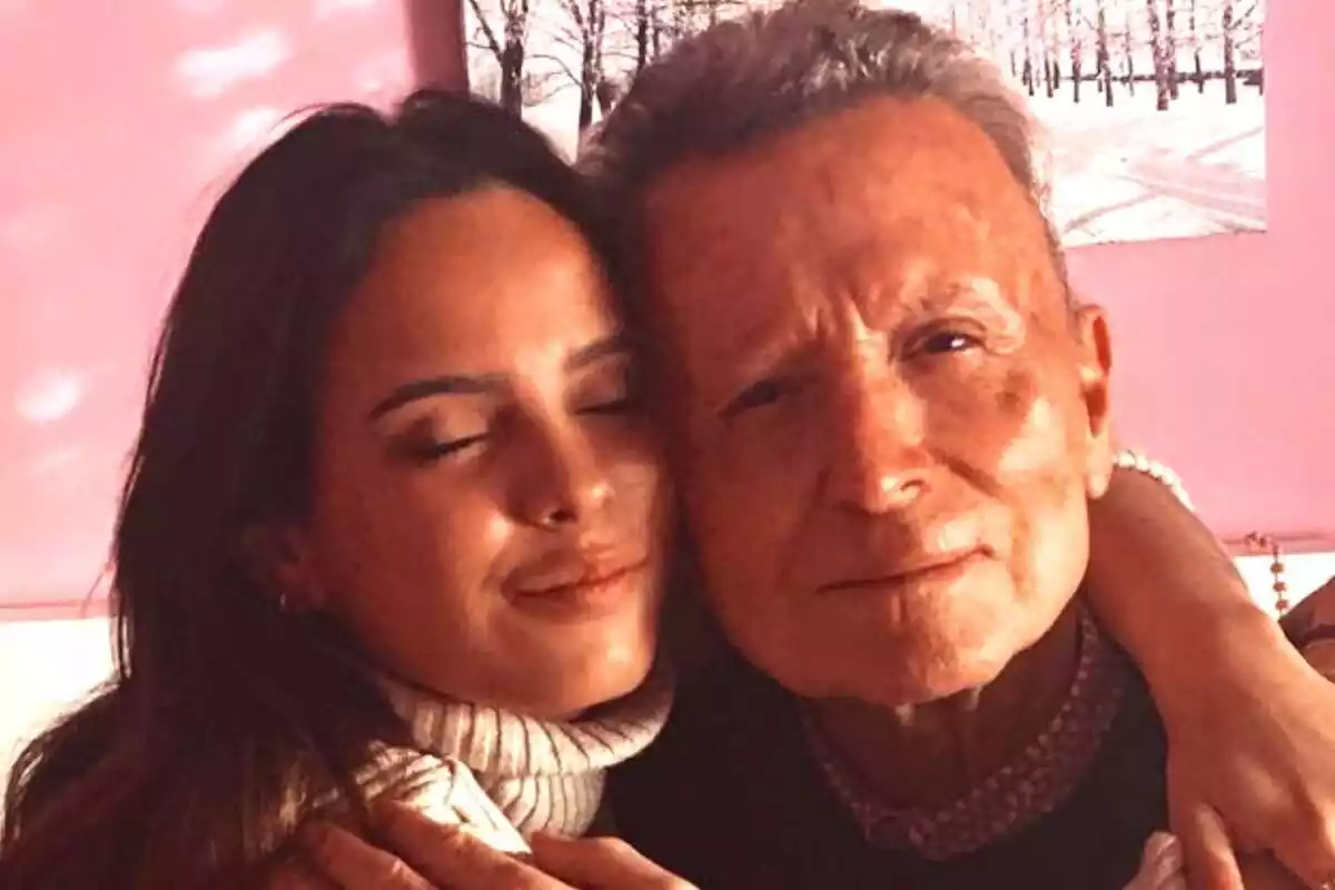 Foto de Gloria Camila Ortega abrazando feliz a su padre, José Ortega Cano