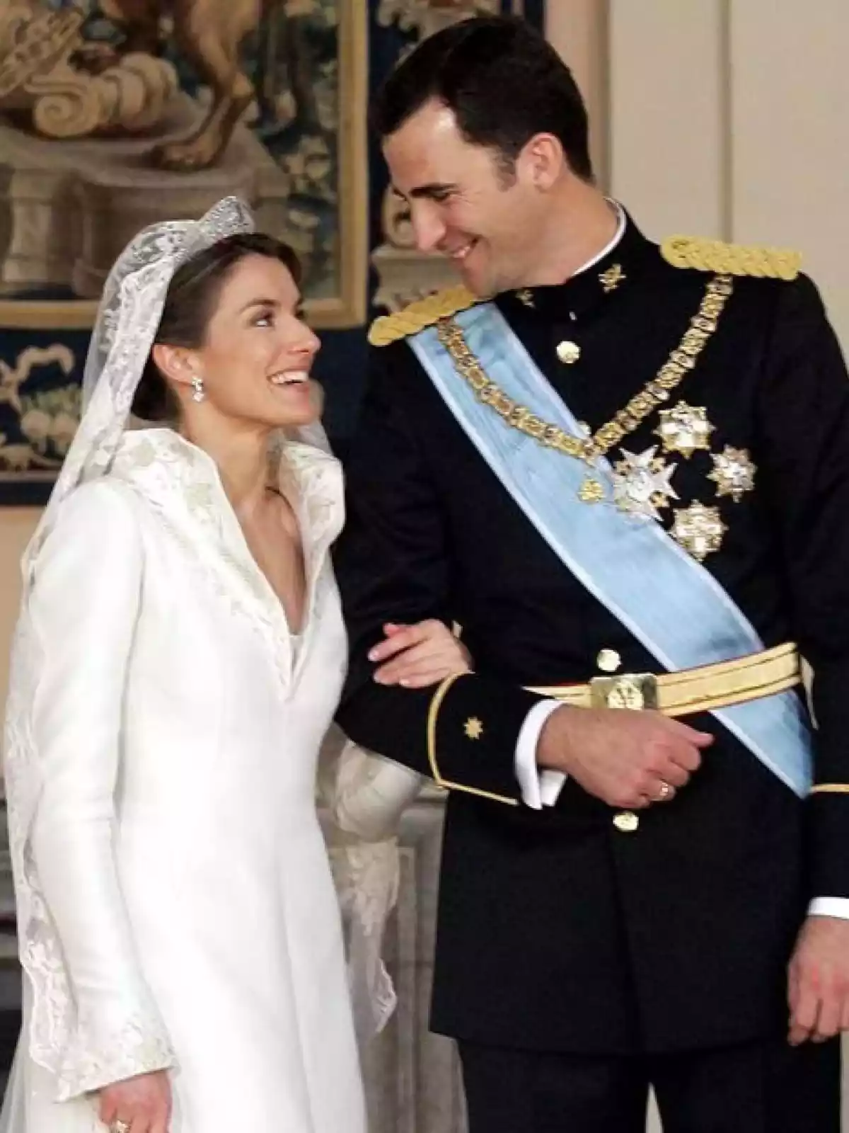 Foto de los reyes Letizia y Felipe VI recién casados cogidos del brazo