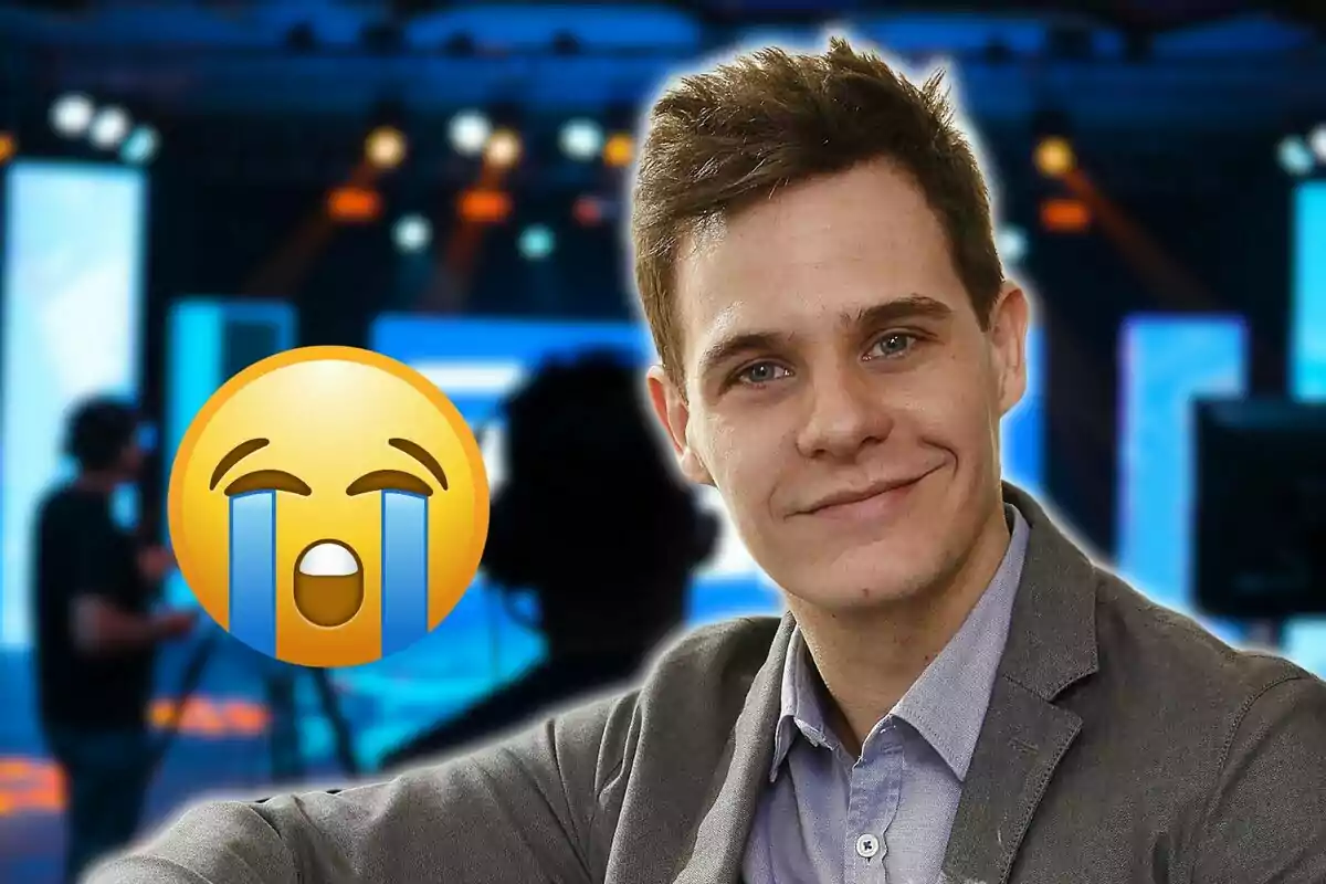 Un hombre sonriente con un emoji de llanto superpuesto en un fondo de estudio con luces.