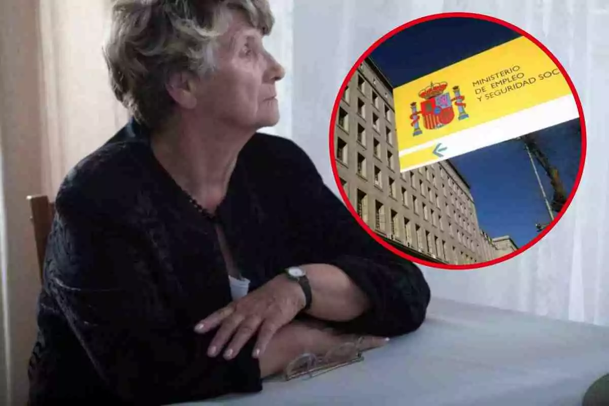 Una mujer mayor sentada en una mesa, con una imagen del Ministerio de Empleo y Seguridad Social de España en un círculo rojo superpuesto.