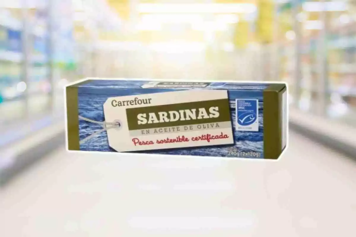 Caja de sardinas en aceite de oliva de la marca Carrefour con certificación de pesca sostenible.