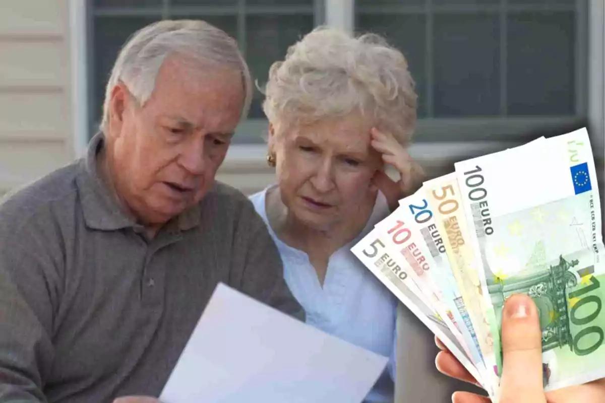 Una pareja de personas mayores mirando preocupados un documento mientras una mano sostiene billetes de euro. Una pareja de personas mayores mirando preocupados un documento mientras una mano sostiene billetes de euro.