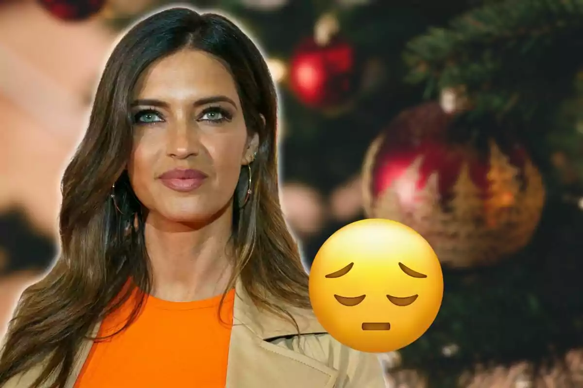 Mujer con cabello castaño y expresión seria frente a un fondo navideño con un emoji de cara pensativa.