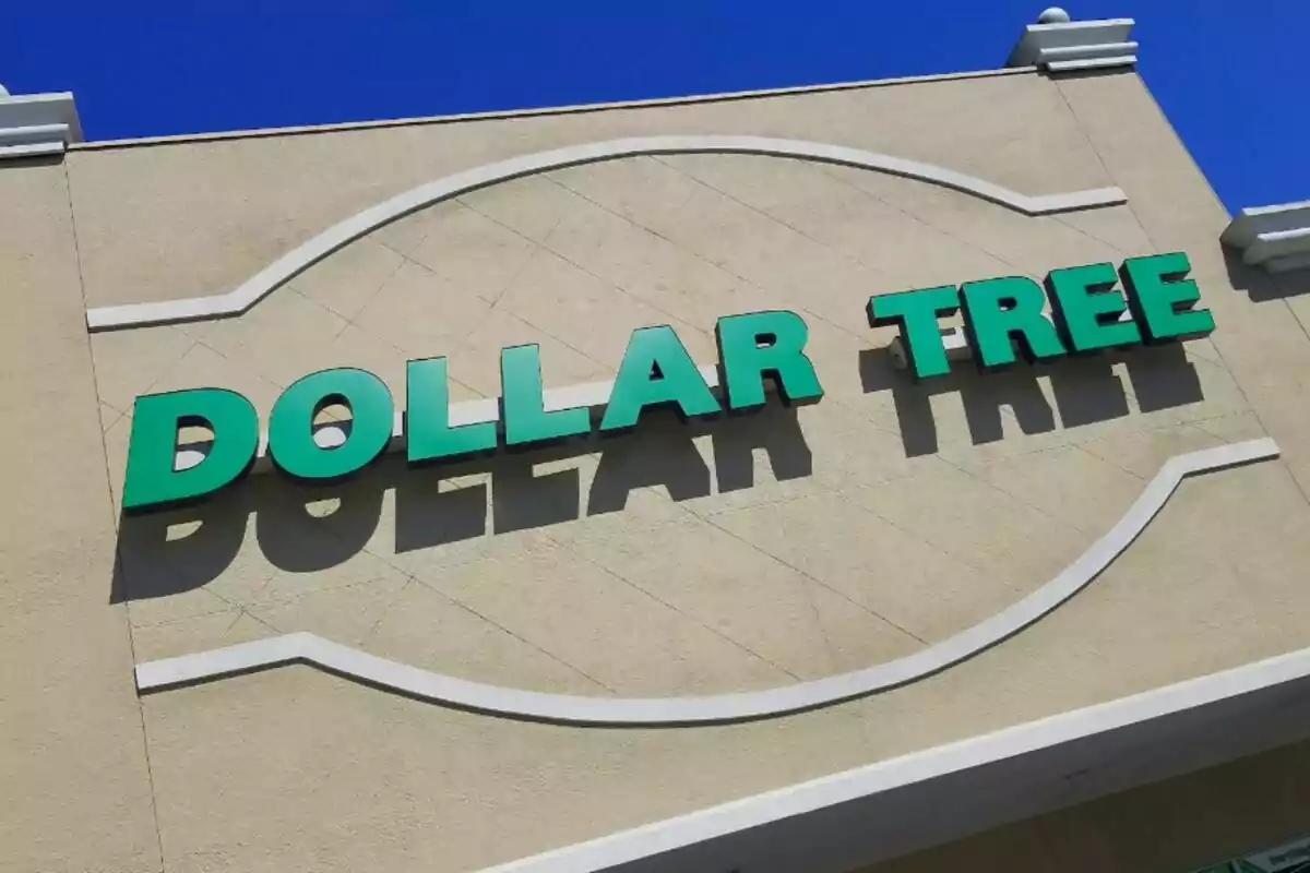 Façana d'una botiga amb el rètol "Dollar Tree" en lletres verdes sobre un fons beix.