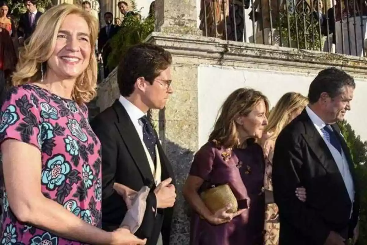 Imagen de la infanta Cristina, feliz, junto a Borja Prado y la mujer de este en la boda de Javier Prado y Catalina Vereterra en septiembre en 2023
