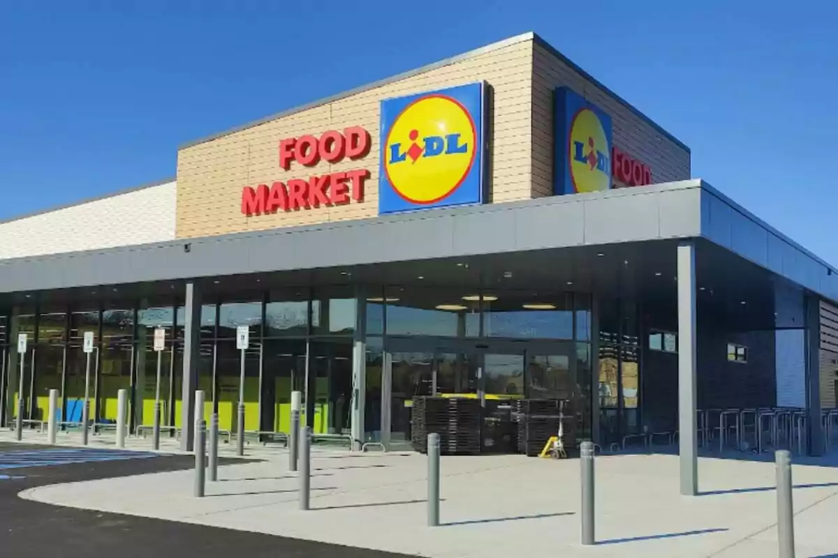 Fachada de un supermercado Lidl con letrero de "Food Market" en un día soleado en Estados Unidos.