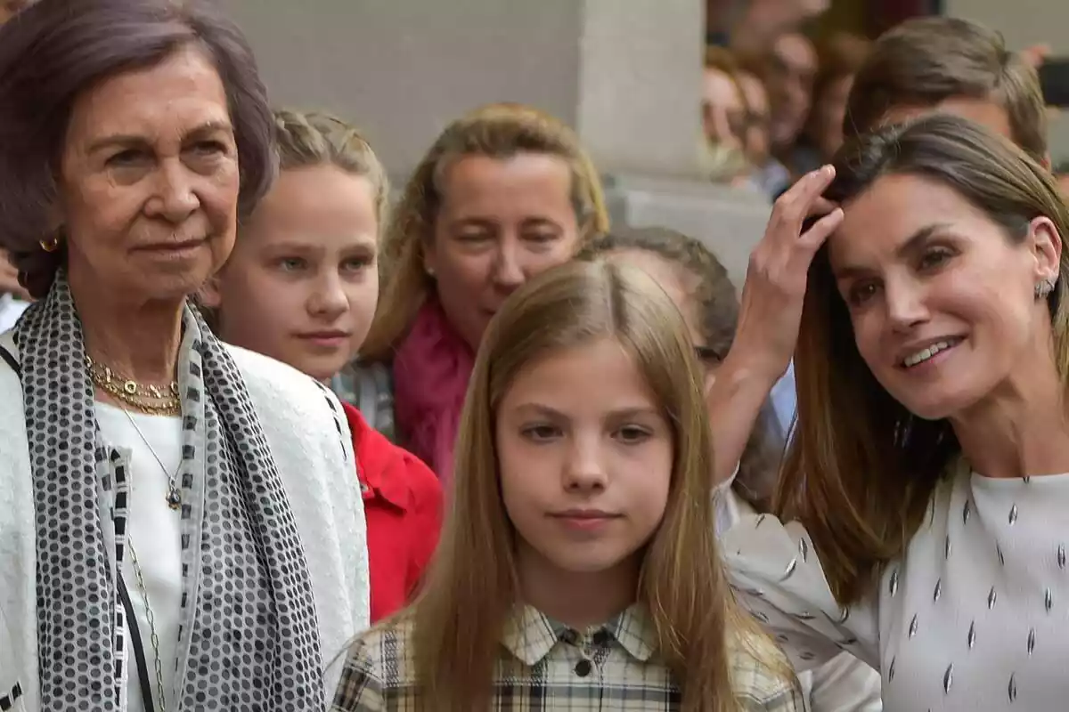 Imagen de la reina emérita Sofía con Irene Urdangarin, la infanta Sofía y la reina Letizia saliendo del musical 'Billy Elliot' en Madrid en mayo de 2018
