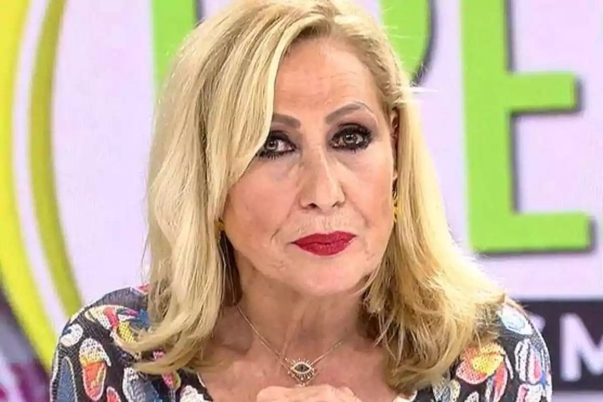 Primer plano de Rosa Benito triste con ojos llorosos en 'Ya es mediodía' de Telecinco