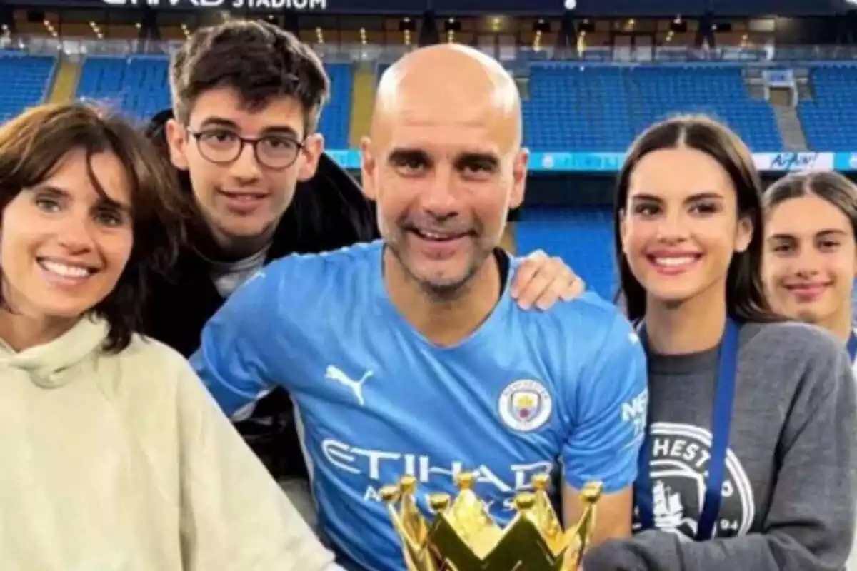 Imagen de Pep Guardiola junto a su familia en el estadio Imagen de Pep Guardiola junto a su familia en el estadio