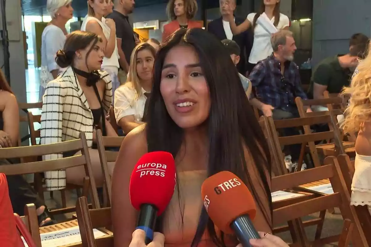 Isa Pantoja siendo entrevistada por varios medios de comunicación