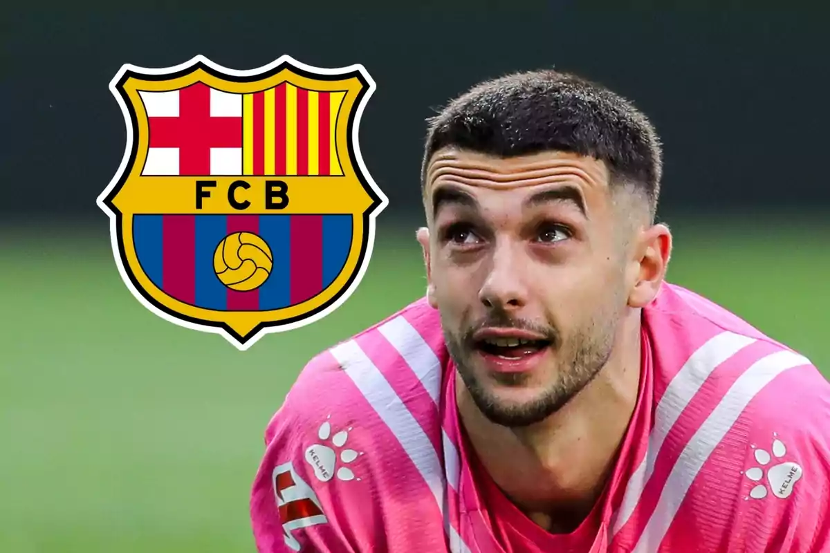Un jugador de futbol amb uniforme rosa mira cap amunt amb l'escut del FC Barcelona al costat.