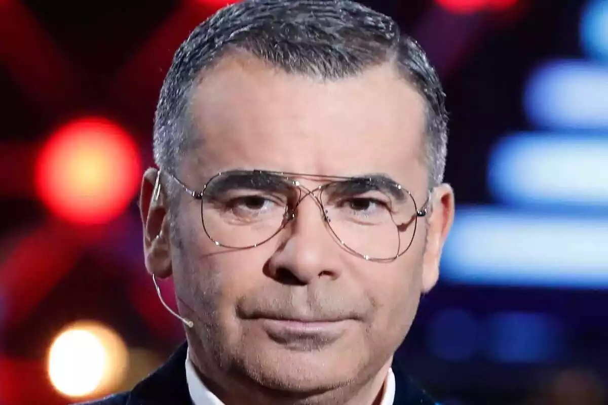 Imagen de Jorge Javier Vázquez con rostro serio en un debate de 'GH VIP 7 ' en 2019. Lleva gafas negras y un micro en la oreja