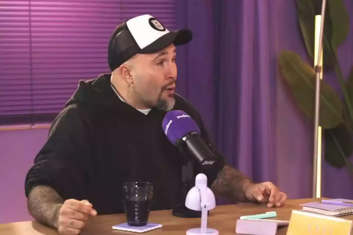 Captura de YouTube con Kiko Rivera con una gorra blanca y negra delante de un micrófono morado el 26 de marzo de 2024