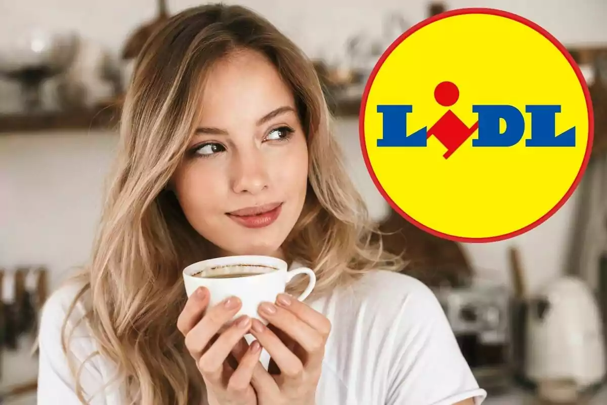 Mujer sosteniendo una taza de café con el logo de Lidl al lado.