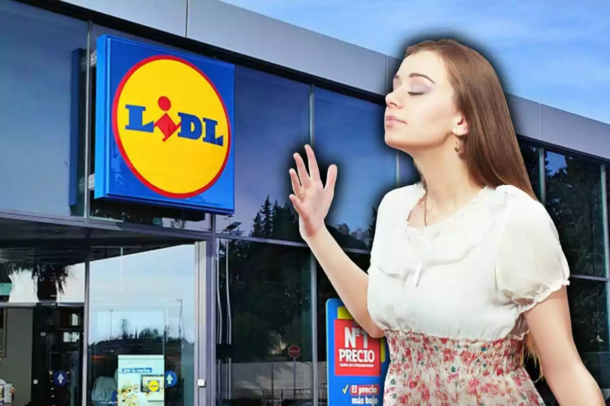 Mujer con expresión de satisfacción frente a una tienda Lidl.