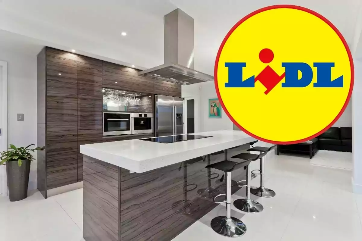 Cocina moderna con encimeras blancas, electrodomésticos de acero inoxidable y logotipo de Lidl en la esquina superior derecha.