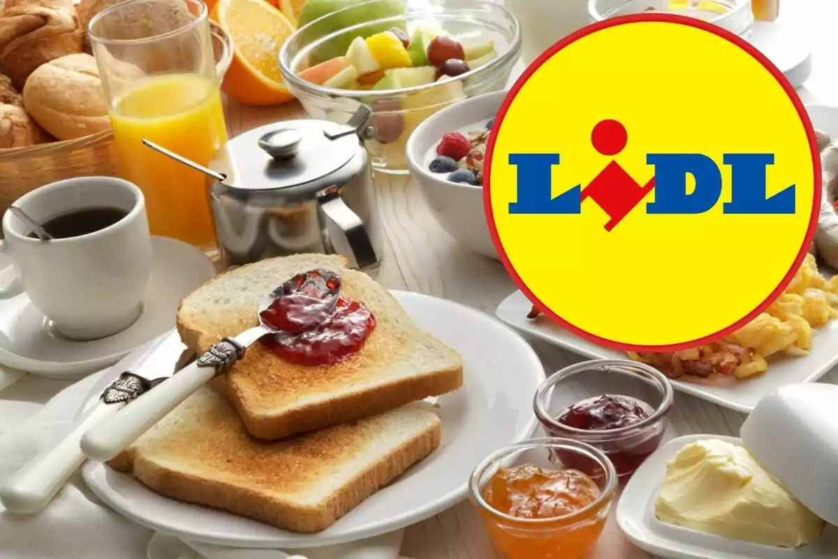 Un desayuno con tostadas, mermelada, café, jugo de naranja, frutas y otros alimentos, acompañado del logotipo de Lidl.