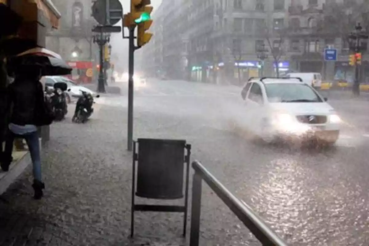 Imagen de un coche circulando por Barcelona con las calles inundadas Imagen de un coche circulando por Barcelona con las calles inundadas
