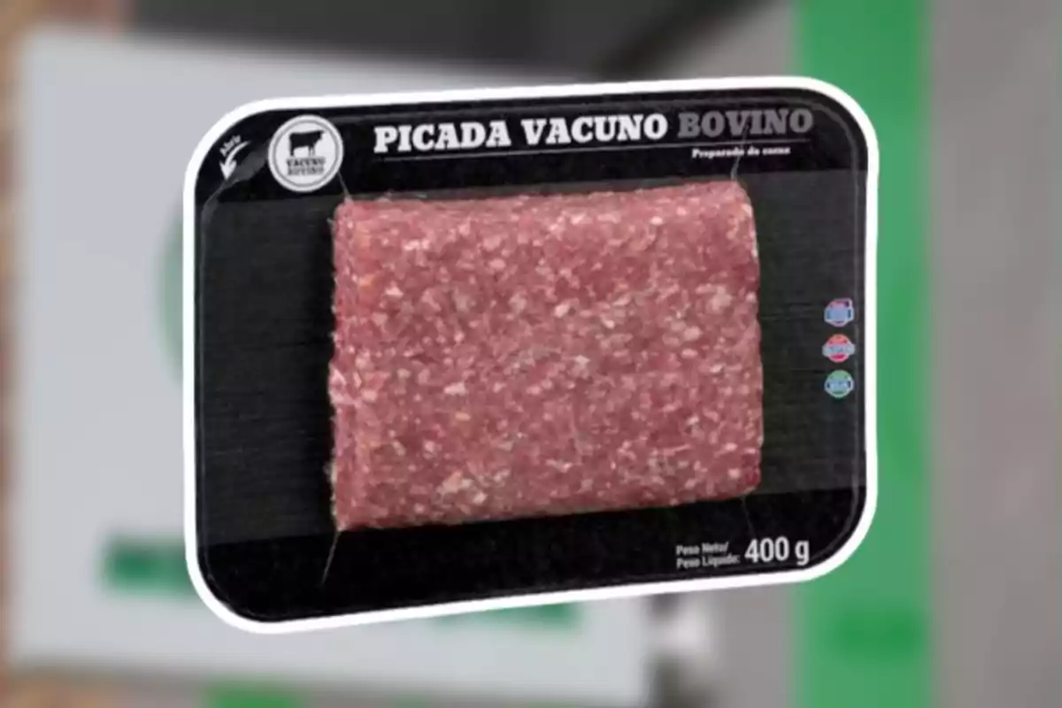 Paquete de carne picada de vacuno de 400 gramos en un envase negro. Paquete de carne picada de vacuno de 400 gramos en un envase negro.