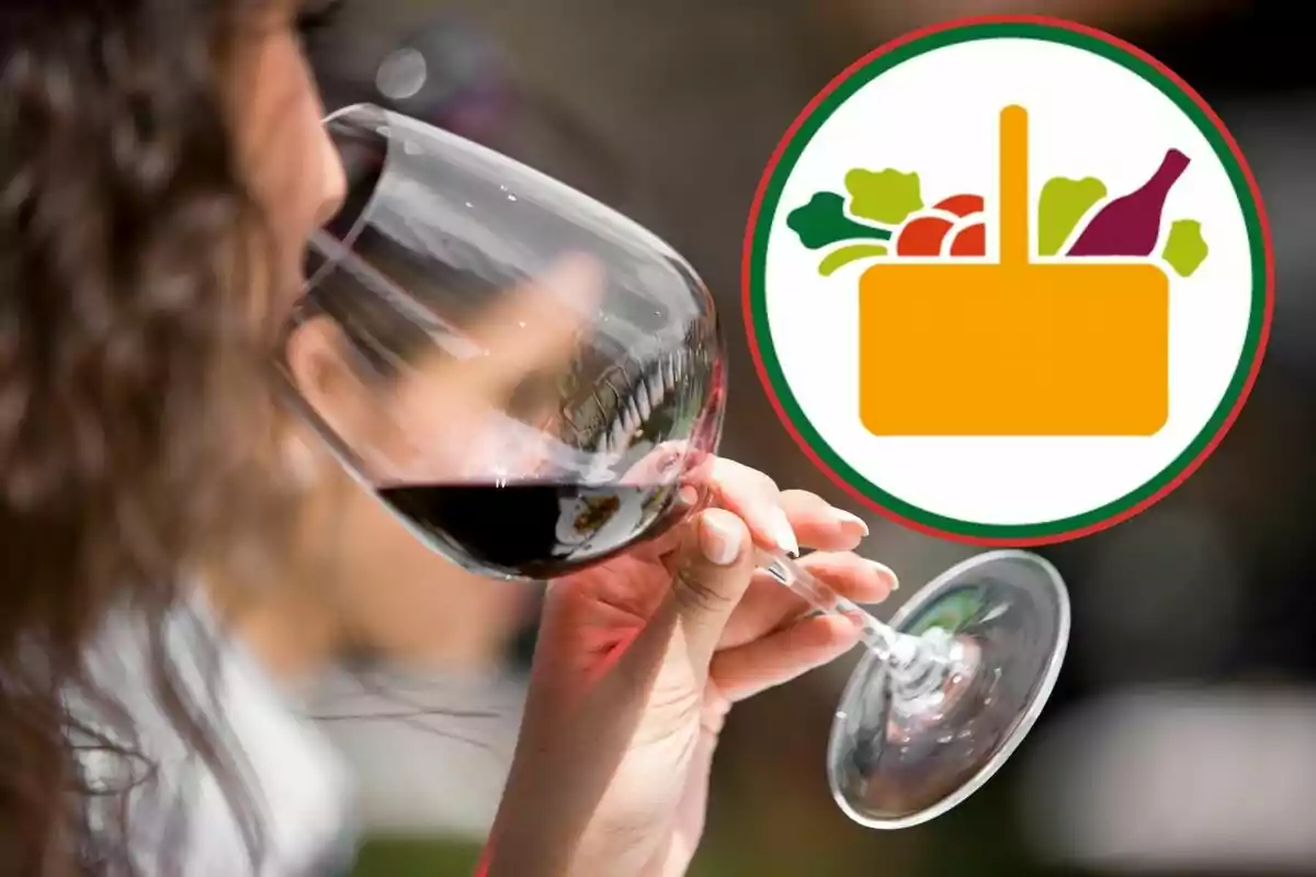Persona sosteniendo una copa de vino tinto con un logotipo de alimentos y bebidas en la esquina superior derecha. Persona sosteniendo una copa de vino tinto con un logotipo de alimentos y bebidas en la esquina superior derecha.
