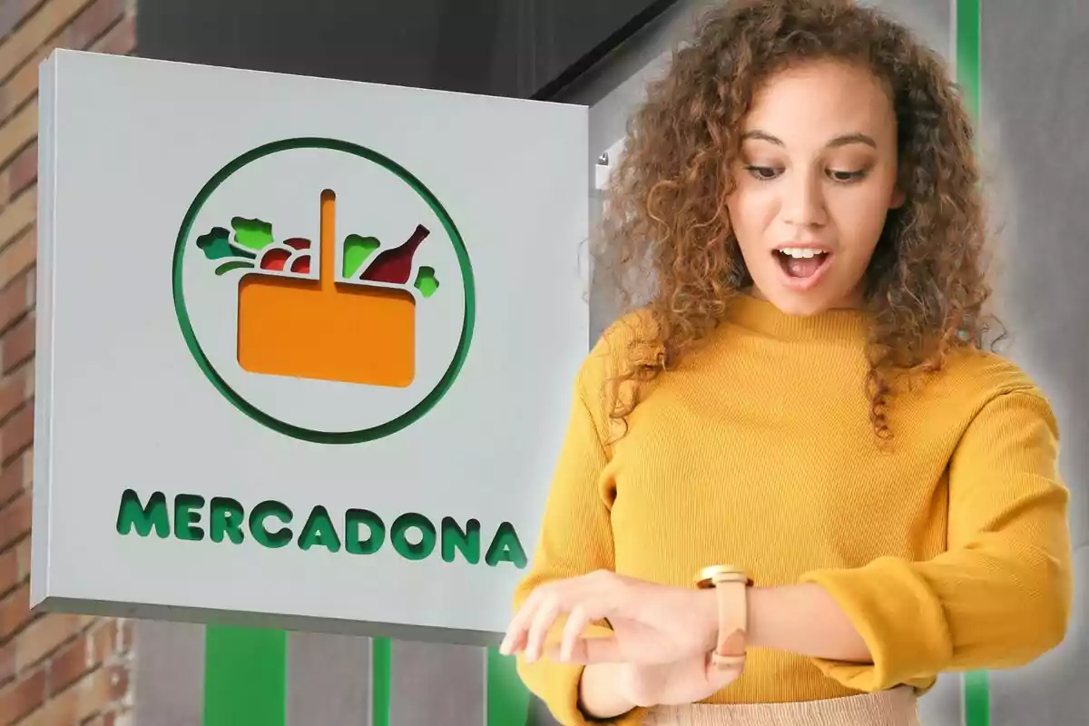 Una mujer con suéter amarillo mira sorprendida su reloj frente a un cartel de Mercadona.