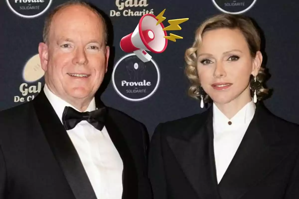 Alberto de Mónaco y Charlene elegantemente vestida posa en un evento de gala con un fondo que muestra logotipos de caridad y un megáfono gráfico. Alberto de Mónaco y Charlene elegantemente vestida posa en un evento de gala con un fondo que muestra logotipos de caridad y un megáfono gráfico.