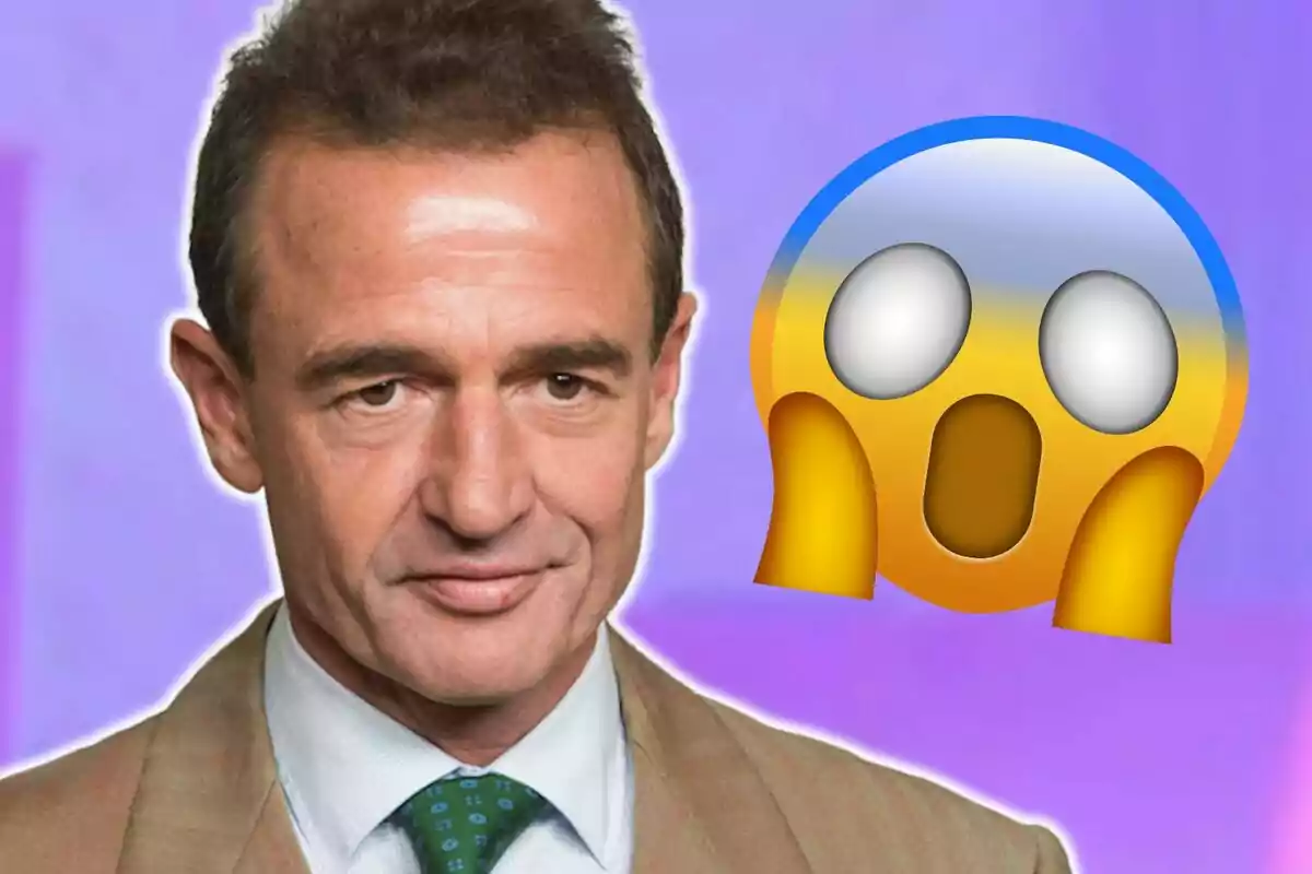 Hombre con expresión seria junto a un emoji sorprendido sobre un fondo morado.