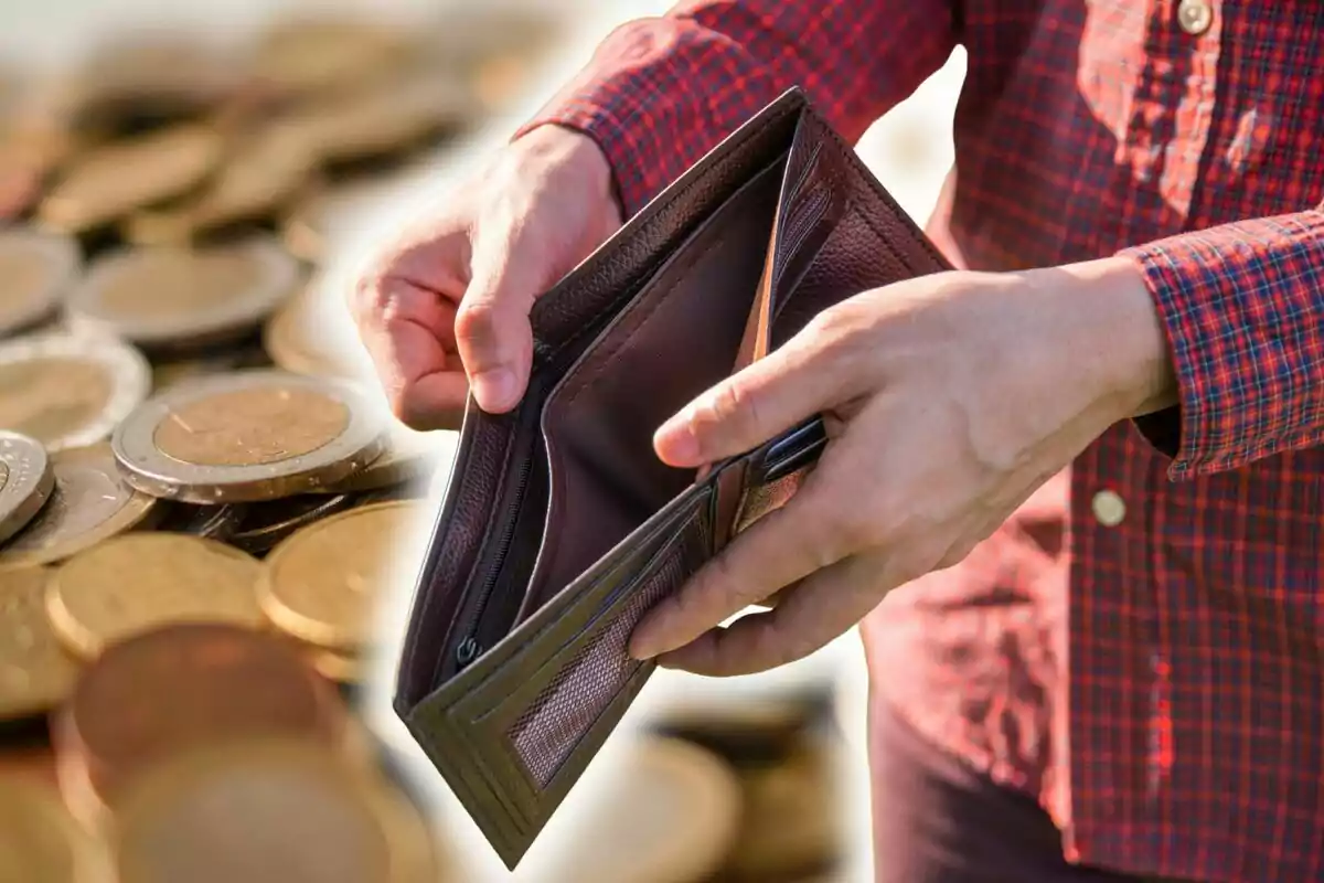 Montaje de fotos de un hombre abriendo una cartera vacía y, de fondo, un plano general de monedas de euro