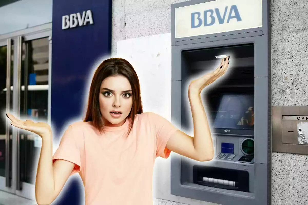 Una mujer con expresión de sorpresa frente a un cajero automático de BBVA.