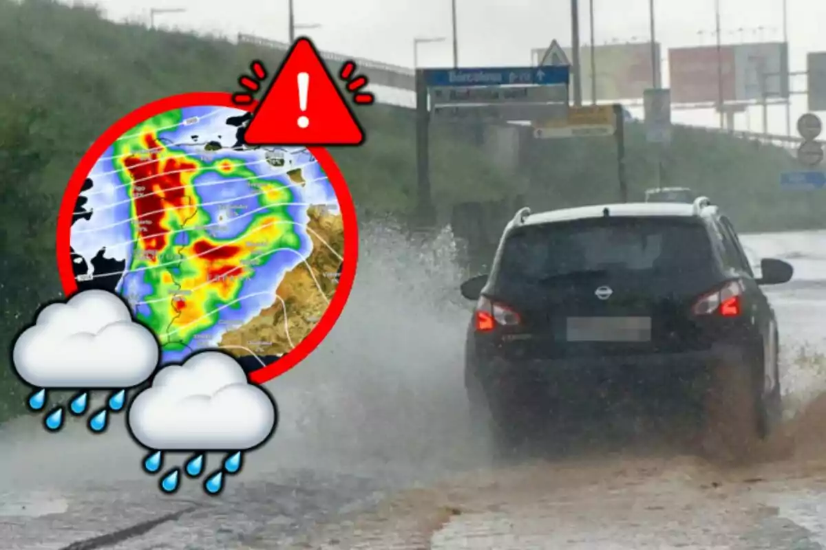 Coche circulando por una carretera inundada con un mapa meteorológico que muestra alerta de tormenta y lluvia intensa.