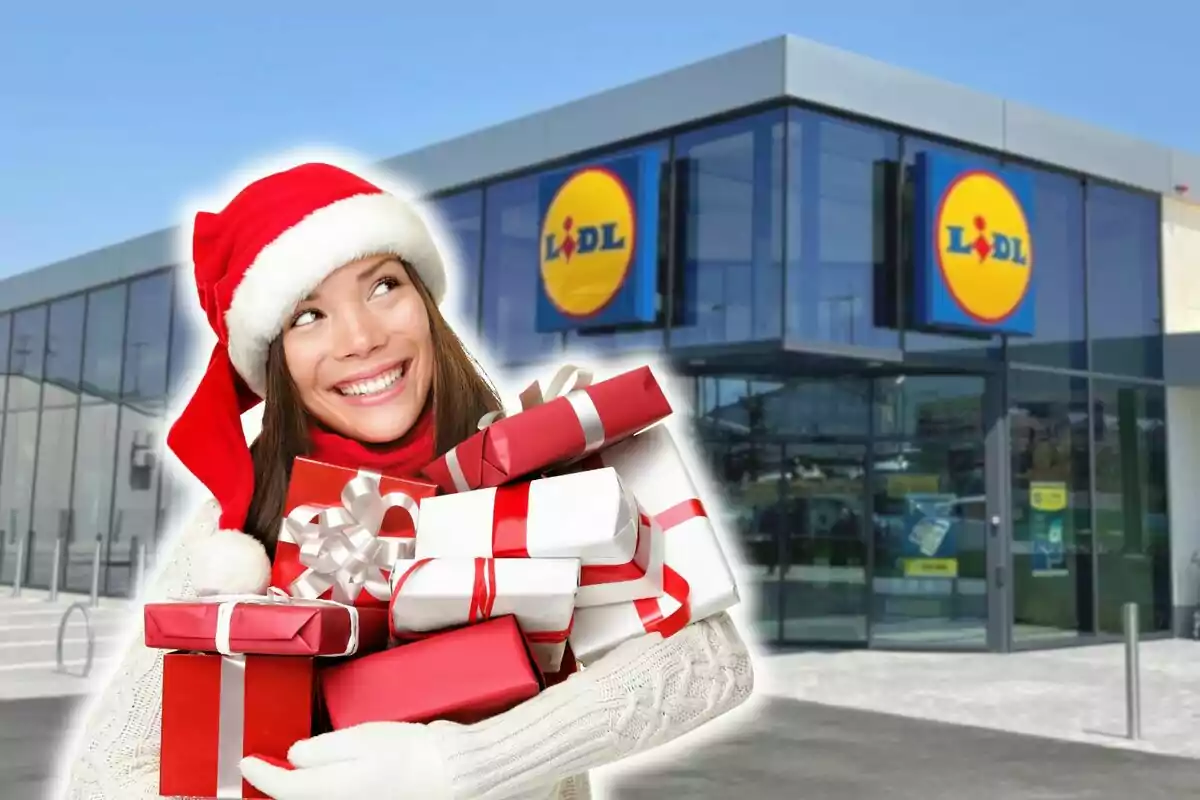 Mujer sonriente con gorro de Navidad sosteniendo regalos frente a una tienda Lidl.