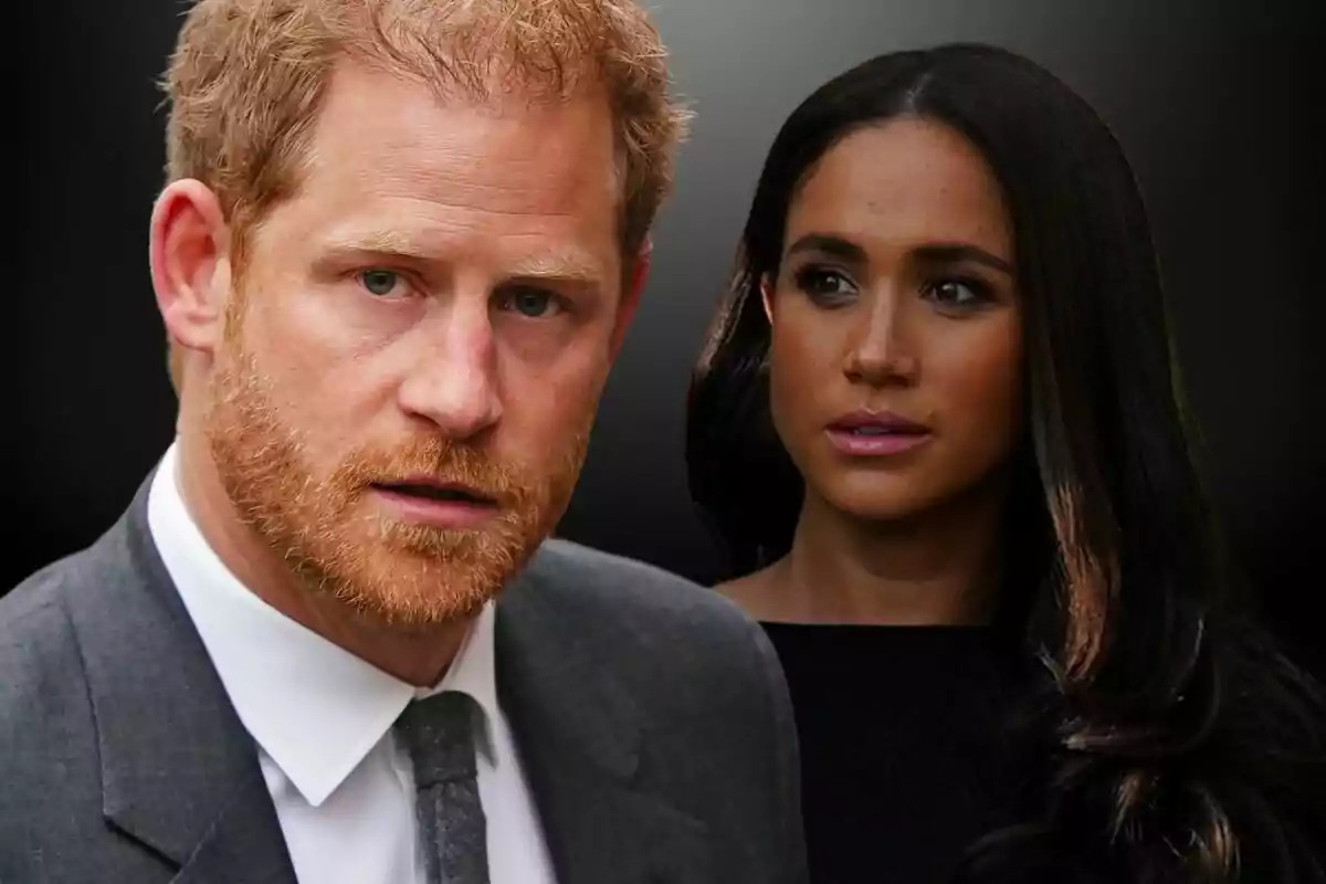 Montaje de fotos del príncipe Harry en primer plano mirando a cámara con el rostro serio y a su lado, Meghan Markle, sobre un fondo negro.