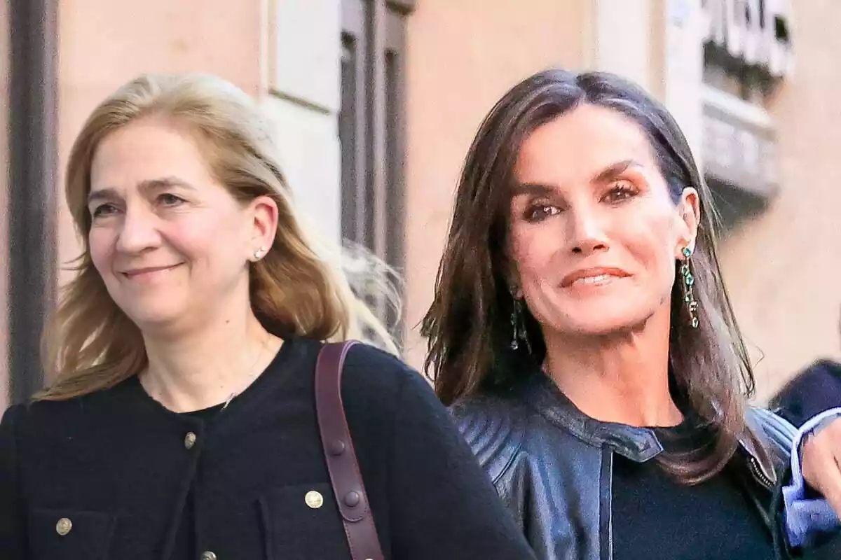 Montaje con la infanta Cristina sonriendo y Letizia con unos pendientes largos